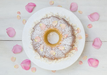 gugelhupf mit puderzucker und blüten