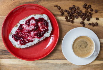 Frühstück Konzept mit Marmeladenbrot und kaffee