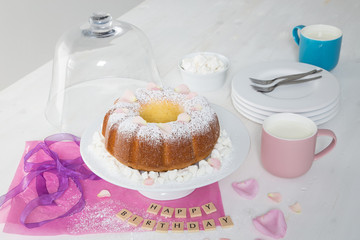 happy birthday gugelhupf mit puderzucker und blüten