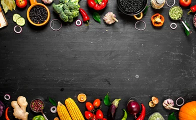 Foto op Plexiglas Eten Frame van biologisch voedsel. Verse rauwe groenten met zwarte bonen.
