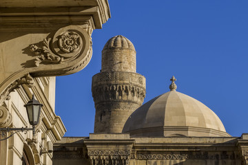 Fototapeta na wymiar Mosque in the old town, Baku, Azerbaijan