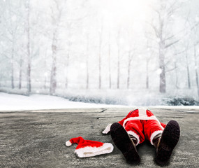 Nikolaus / Weihnachtsmann liegt platt auf einer winterlichen Straße - 125129178