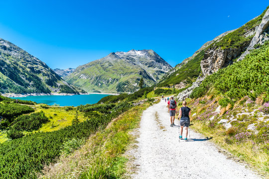Wanderausflug am K&ouml;lnbreinspeichersee in den Alpen von K&auml;rnten in &Ouml;sterreich