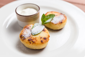 Cheesecakes with mint and sour cream