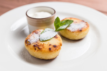 Cheesecakes with mint and sour cream