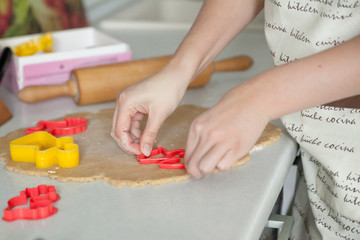 Obraz na płótnie Canvas Hands cutting out cookies