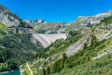 Fototapeta na wymiar Alpine Berglandschaft in Kärnten mit Staudamm Kölnbreinsperre und Speichersee Galgenbichl