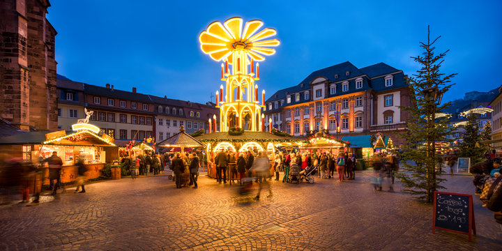 Weihnachtsmarkt auf dem Marktplatz in Heidelberg 