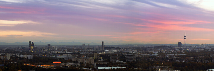 Fototapeta na wymiar Panorama von München am Abend