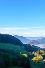 Herbst mit Farbe in der Natur mit Sonnenstrahlen und Aussicht