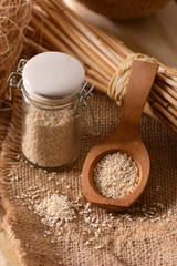 semi di sesamo nel cucchiaio di legno