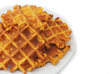 Waffle su piatto bianco isolati su sfondo bianco. Dolce belga.