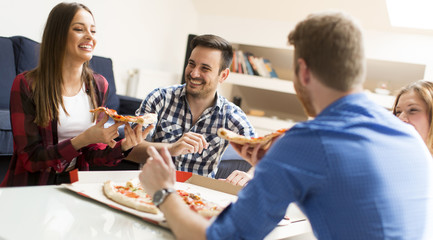 Fototapeta premium Friends eating pizza