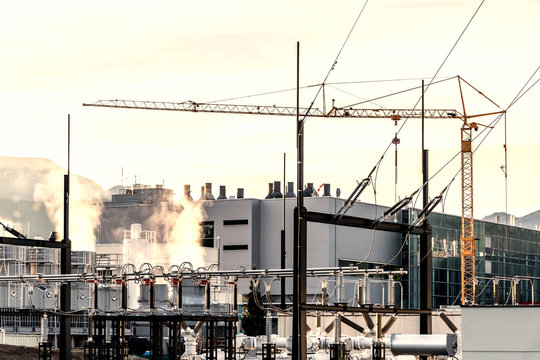 Modernes Produktionsgeb&auml;ude - Baustelle im Vordergrund