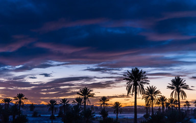 Sonnenuntergang in einer Oase der Sahara bei Merzouga (Erg Chebbi); Marokko