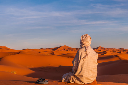 Berber in der Sahara bei Sonnenuntergang; Marokko