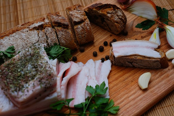 bacon with bread garlic and onions