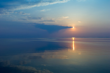 Fototapeta premium Piękny spokojny widok na horyzont z pastelowym zachodem słońca 