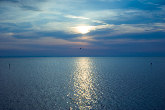 Fototapeta Piękny spokojny widok na horyzont z pastelowym zachodem słońca 