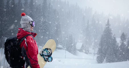 Photo sur Plexiglas Sports dhiver Woman in ski suit over winter background
