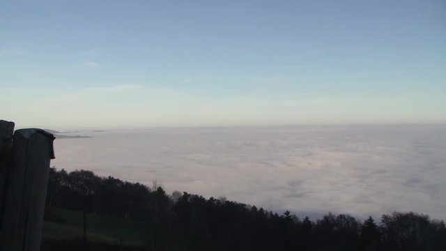 Blick vom Kulm in der Oststeiermark Richtung Feistritztal auf ein unendliches Nebelmeer (horizontaler Kameraschwenk)