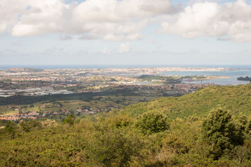 Fototapeta na wymiar Vista de Santander y la bahía desde Cabárceno