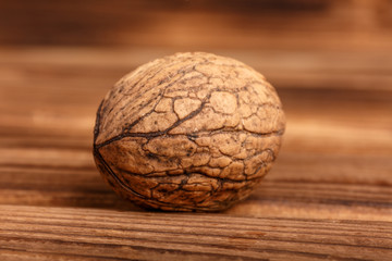 Грецкий орех на деревянной доске