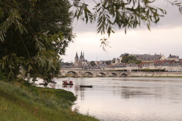 Fototapeta na wymiar Мост Жака-Анжа Габриэля в Блуа 