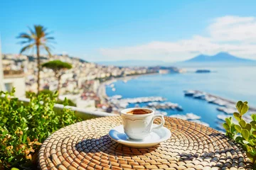 Keuken foto achterwand Napels Kopje espressokoffie met uitzicht op de Vesuvius in Napels