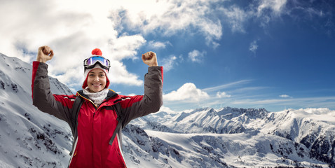 Frau im Skianzug im Winterurlaub genießen