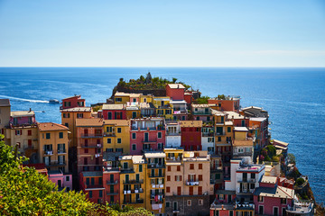 Famous town of Manarola in Cinque Terre / Colorful houses of Liguria - obrazy, fototapety, plakaty