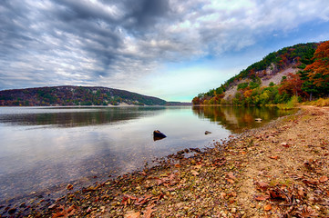 Lake surrouned by mountains