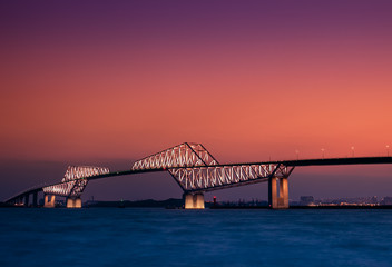 Fototapeta premium 夕焼けの空とライトアップのゲートブリッジ