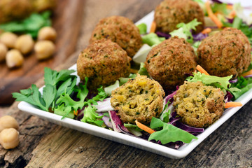 Falafel auf Salat und Teller / Foodstyling / Close Up