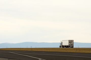 Truck auf dem Interstate in Wyoming