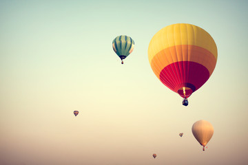 Obraz premium Gorące powietrze balon na niebie z mgły, rocznika i retro instagram stylu efektu filtra