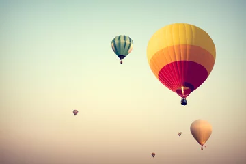  Heteluchtballon op lucht met mist, vintage en retro instagram filtereffectstijl © jakkapan