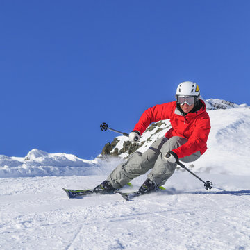 sportlich skifahrende Frau 