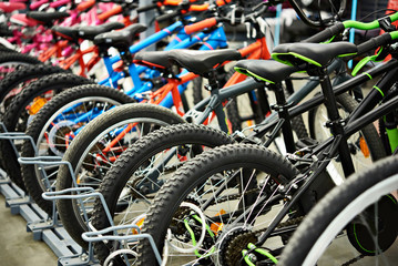 Fototapeta na wymiar Modern mountain bikes in shop