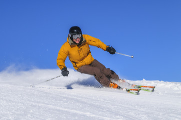 Fototapeta na wymiar sportlich und gekonnt Skifahren auf der Piste