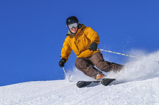 elegant und dynamisch Skifahren auf perfekt präparierter Piste