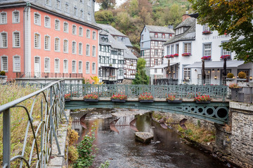 Obraz premium Bridge is the city