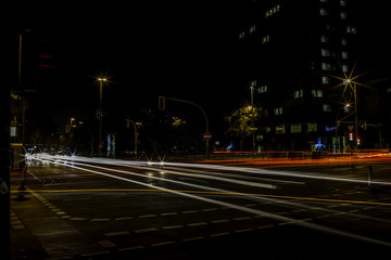Verkehr auf der Bundesallee in Berlin bei Nacht