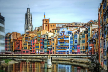 Edificios en el río Onyar (Girona, España)