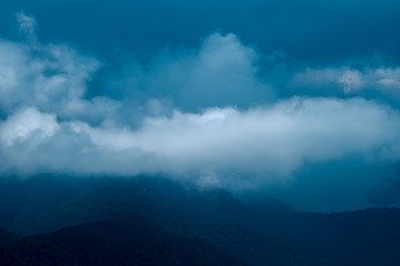 Obraz premium The beautiful mountain on the background of cloud stream. Wide angle