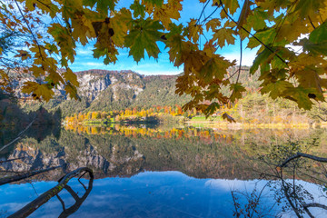 Thumsee im Herbst, spiegelndes Wasser und farbenfrohe Bäume