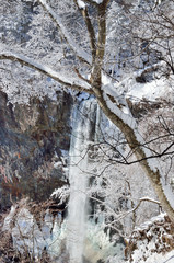 冬晴れの雪景色と日光華厳の滝