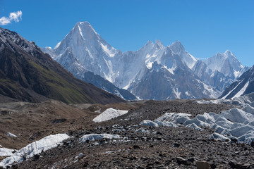 Montagne du massif du Gasherbrum avec de nombreux sommets, randonnée K2