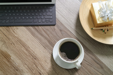 Obraz na płótnie Canvas Coffee cup and Digital table dock smart keyboard,gold gift box a