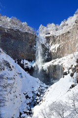 Fototapeta na wymiar 冬晴れの日光華厳の滝と雪景色
